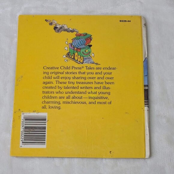 Charlie Comes To Town Diane C Ohanesian  1992 Creative Child Press Hardcover - Picture 4 of 7